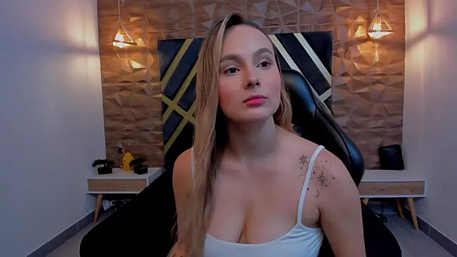 Snapshot of Emmaa_white_ chatting on 10-31-25, 05:14 Emmaa white online show from 10-31-25, 05:14