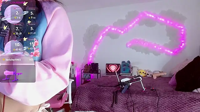 larah uwu online show from 09-27-25, 07:35