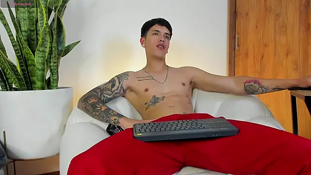 Snapshot of sebas__w01 chatting on 11-18-25, 01:55 sebas w01 online show from 11-18-25, 01:55