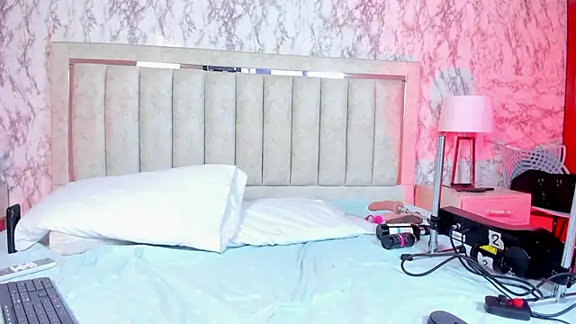 Snapshot of AlaiaMoretti chatting on 11-25-25, 01:16 AlaiaMoretti online show from 11-25-25, 01:16