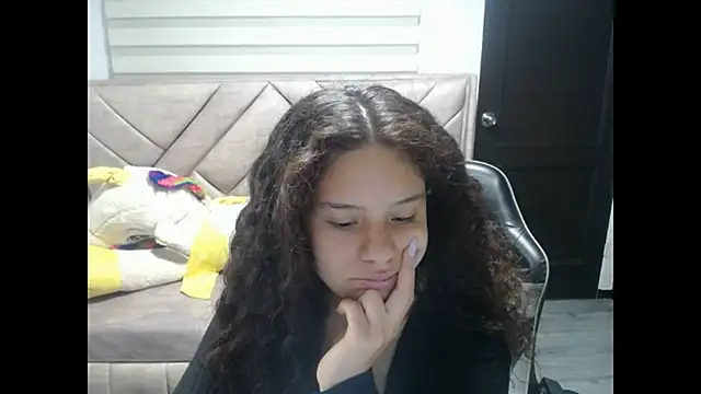 Snapshot of Velvet_Moon_V chatting on 10-17-25, 01:03 Velvet Moon V online show from 10-17-25, 01:03