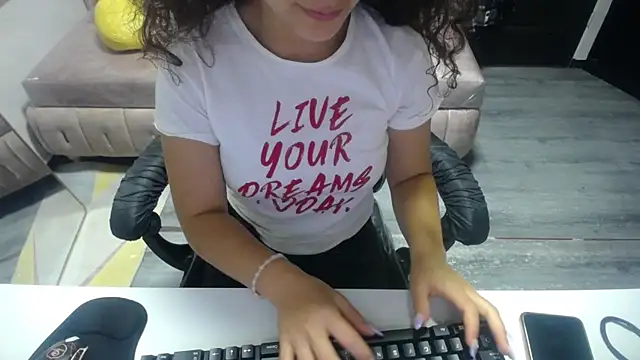 Snapshot of Velvet_Moon_V chatting on 10-18-25, 01:12 Velvet Moon V online show from 10-18-25, 01:12