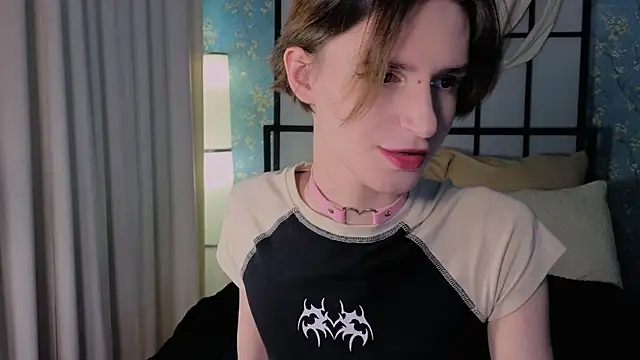 Snapshot of madi_snow chatting on 10-30-25, 01:01 madi snow online show from 10-30-25, 01:01