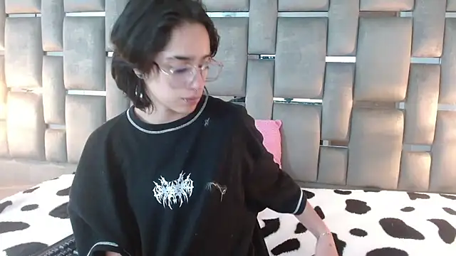 Snapshot of katalinathxandbritney1 chatting on 09-11-25, 02:44 katalinathxandbritney1 online show from 09-11-25, 02:44