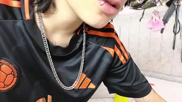 Snapshot of katalinathxandbritney1 chatting on 10-01-25, 07:42 katalinathxandbritney1 online show from 10-01-25, 07:42