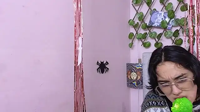 Snapshot of katalinathxandbritney1 chatting on 10-06-25, 11:13 katalinathxandbritney1 online show from 10-06-25, 11:13