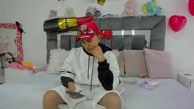 Jade rey  online show from 02-12-26, 01:44