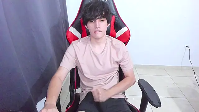 Snapshot of eren_188 chatting on 11-04-25, 03:27 eren 188 online show from 11-04-25, 03:27