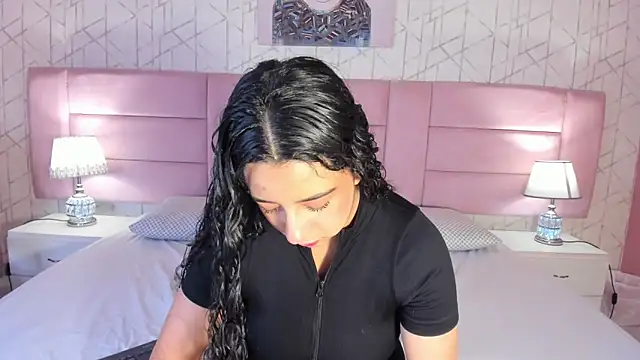 BellaSwwan online show from 12-17-25, 01:17