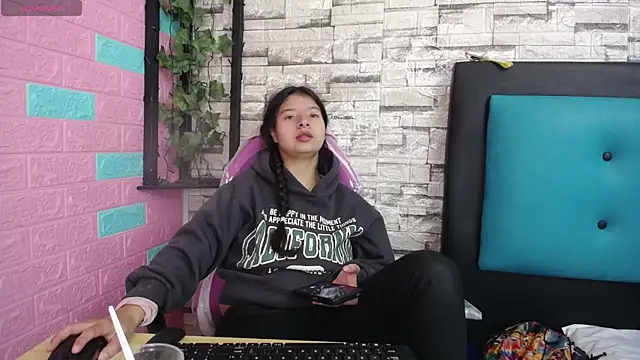 Snapshot of maily_can chatting on 11-24-25, 01:11 maily can online show from 11-24-25, 01:11