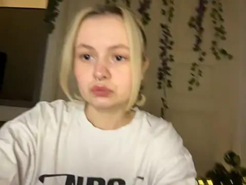 Snapshot of MoonIvy_ chatting on 07-10-26, 07:27 MoonIvy online show from 07-10-26, 07:27