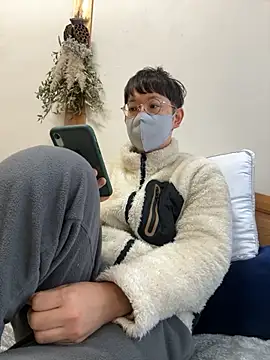 Snapshot of tom19899q chatting on 12-04-25, 10:29 tom19899q online show from 12-04-25, 10:29