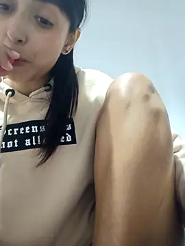 Snapshot of CandyFoxter_ chatting on 10-17-25, 06:43 CandyFoxter online show from 10-17-25, 06:43