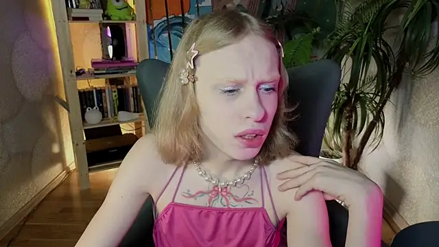 Snapshot of BarbieRichy chatting on 10-19-25, 05:19 BarbieRichy online show from 10-19-25, 05:19