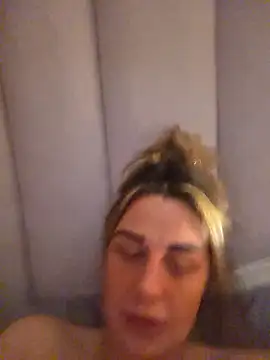 Snapshot of Sophrob96x chatting on 01-10-26, 04:14 Sophrob96x online show from 01-10-26, 04:14