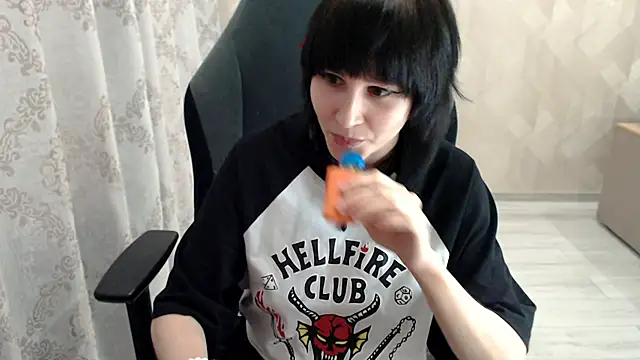 Snapshot of MistyDark chatting on 10-22-25, 10:04 MistyDark online show from 10-22-25, 10:04