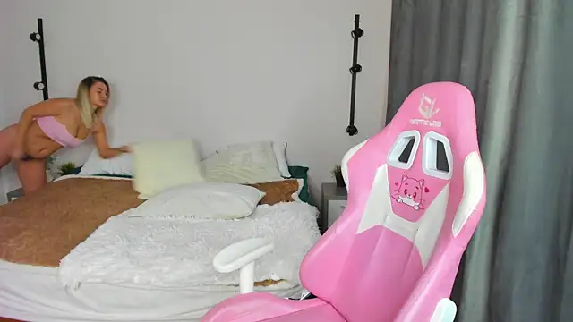 Snapshot of Marie_Ellie chatting on 10-15-25, 02:01 Marie Ellie online show from 10-15-25, 02:01