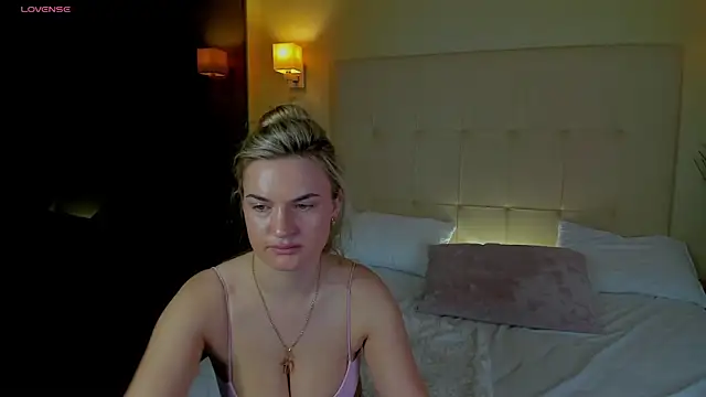 Snapshot of Marie_Ellie chatting on 12-03-25, 01:24 Marie Ellie online show from 12-03-25, 01:24