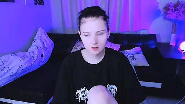 Snapshot of Leila_xxBaby chatting on 11-27-25, 01:35 Leila xxBaby online show from 11-27-25, 01:35