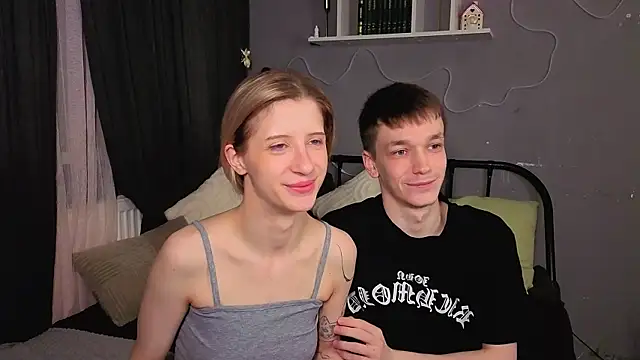 Snapshot of Lewis_and_Marta chatting on 10-07-25, 04:26 Lewis and Marta online show from 10-07-25, 04:26