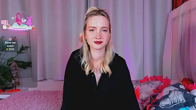 Snapshot of EllaBloom chatting on 02-16-26, 01:40 EllaBloom online show from 02-16-26, 01:40