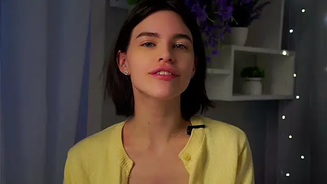 Snapshot of EleneButton chatting on 02-15-26, 01:13 EleneButton online show from 02-15-26, 01:13