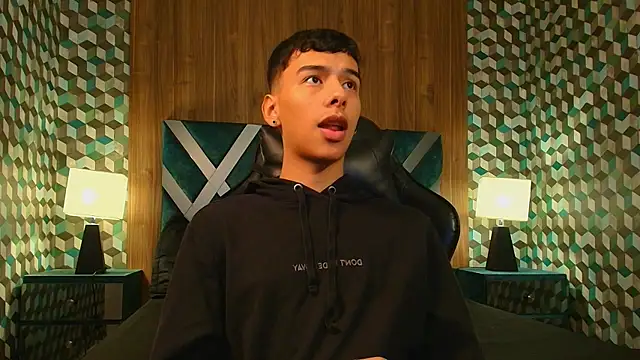 Snapshot of Aiden_Royce chatting on 10-24-25, 05:37 Aiden Royce online show from 10-24-25, 05:37