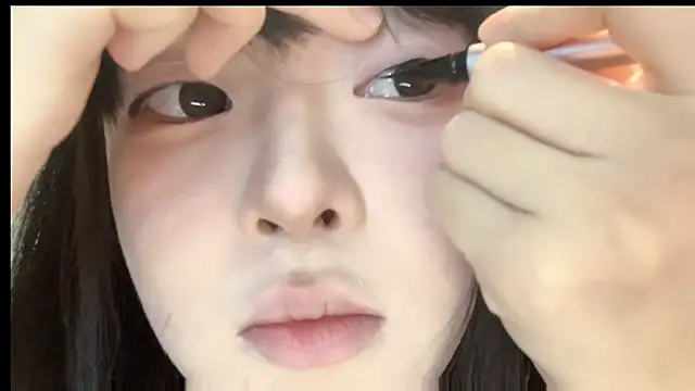 Snapshot of EnEn_xiaobao chatting on 11-11-25, 03:56 EnEn xiaobao online show from 11-11-25, 03:56