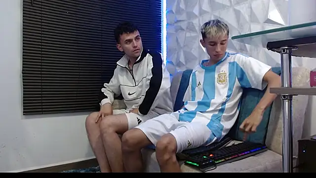 Snapshot of Isaac_tan chatting on 09-21-25, 03:08 Isaac tan online show from 09-21-25, 03:08