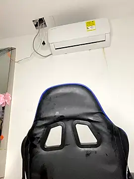 Snapshot of Rousevans_ chatting on 11-01-25, 04:25 Rousevans online show from 11-01-25, 04:25