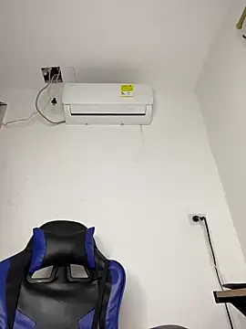 Snapshot of Rousevans_ chatting on 11-14-25, 04:11 Rousevans online show from 11-14-25, 04:11