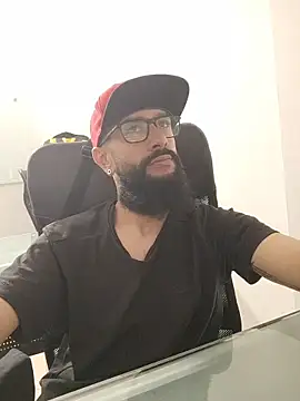 Snapshot of FranccoJ chatting on 11-18-25, 04:00 FranccoJ online show from 11-18-25, 04:00