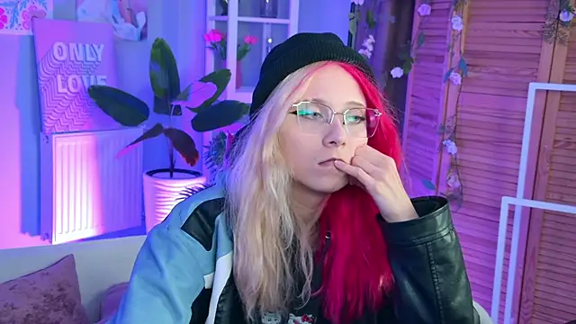 Snapshot of SakuraBliss chatting on 09-15-25, 04:40 SakuraBliss online show from 09-15-25, 04:40