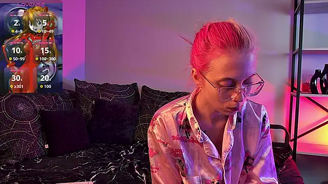 Snapshot of SakuraBliss chatting on 10-05-25, 04:27 SakuraBliss online show from 10-05-25, 04:27