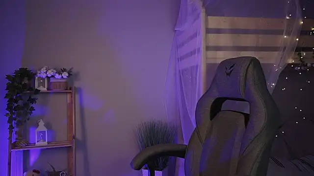 Snapshot of SakuraBliss chatting on 10-20-25, 04:51 SakuraBliss online show from 10-20-25, 04:51