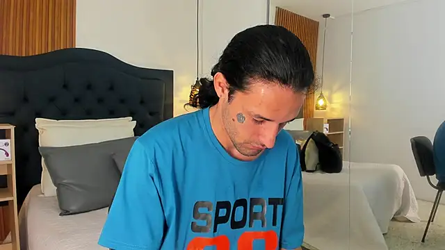 Snapshot of Hisoka_011 chatting on 10-15-25, 07:36 Hisoka 011 online show from 10-15-25, 07:36