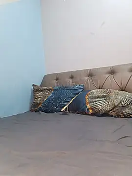 Julia Giulia online show from 11-24-25, 02:06