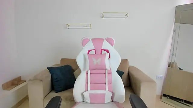 april smiith online show from 12-16-25, 12:21