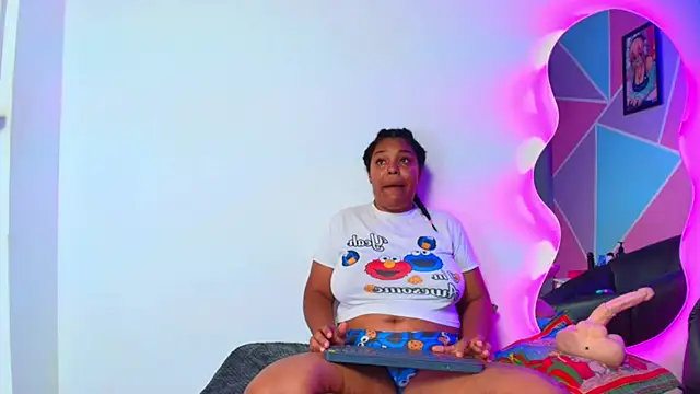 naomi campbel  online show from 09-11-25, 08:42