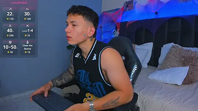 Snapshot of Thomas_moon chatting on 10-21-25, 01:56 Thomas moon online show from 10-21-25, 01:56