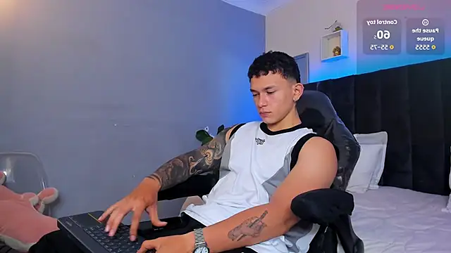 Snapshot of Thomas_moon chatting on 11-04-25, 11:31 Thomas moon online show from 11-04-25, 11:31