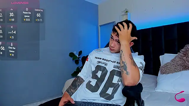 Snapshot of Thomas_moon chatting on 11-06-25, 10:27 Thomas moon online show from 11-06-25, 10:27