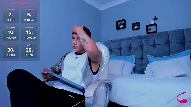 Snapshot of Thomas_moon chatting on 11-21-25, 02:05 Thomas moon online show from 11-21-25, 02:05