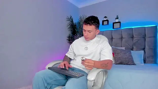 Snapshot of Thomas_moon chatting on 06-19-26, 01:48 Thomas moon online show from 06-19-26, 01:48