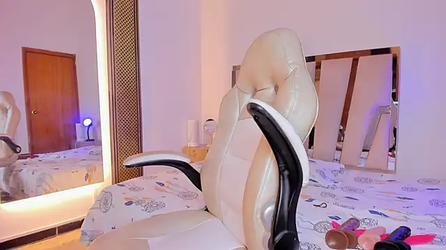 Elowen Clark online show from 12-22-25, 07:33