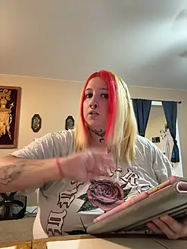 Snapshot of vanessraine chatting on 05-28-26, 02:20 vanessraine online show from 05-28-26, 02:20