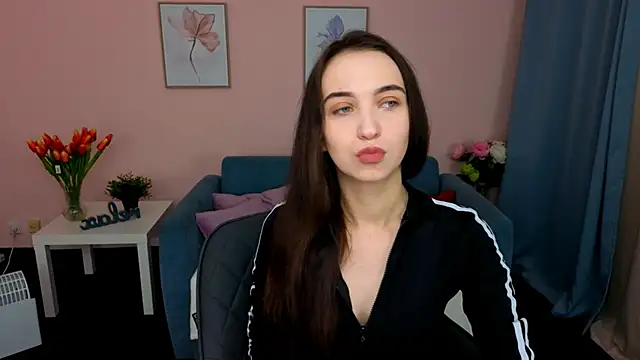 Snapshot of EllaSteele chatting on 10-19-25, 08:53 EllaSteele online show from 10-19-25, 08:53