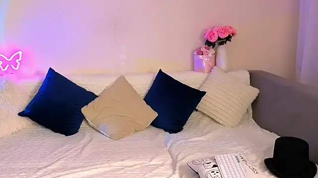 Snapshot of Bella_Hillss chatting on 11-06-25, 07:48 Bella Hillss online show from 11-06-25, 07:48