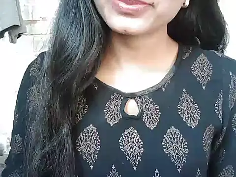 Snapshot of ROSE_GOLDE chatting on 10-26-25, 04:18 ROSE GOLDE online show from 10-26-25, 04:18