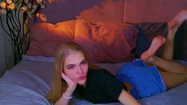 4example Chloe online show from 10-15-25, 10:48